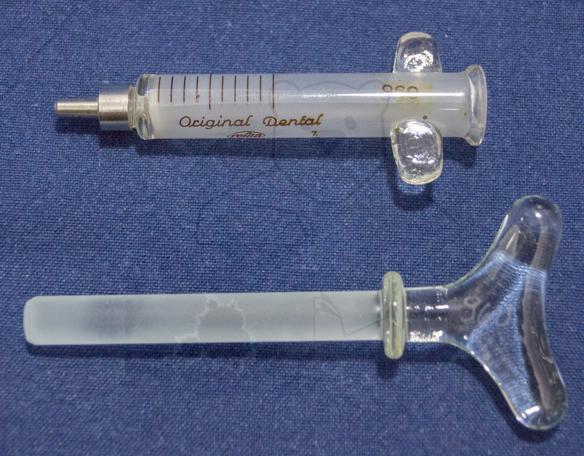 Zahnspritze "Refila", Mitte der 1970'er Jahre, Kolben und Stempel getrennt, beide mit der selben Nummer "960" um die Spritze nach dem sterilisieren wieder korrekt zusammenbauen zu können